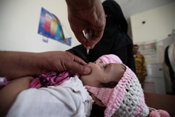 予防接種を受ける赤ちゃん。