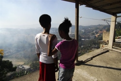 13歳の女の子と母親。