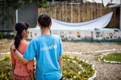 ユニセフのシアヌーク子どもの保護専門官と話をするミア先生。