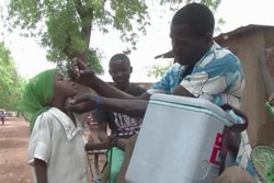 ポリオワクチンの投与を受ける女の子。