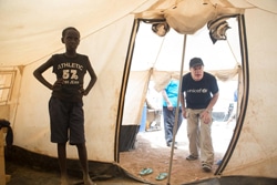 7歳のジャワハーちゃん一家が身を寄せるマルキャズィー難民キャンプのテントの中に入るイザード大使。