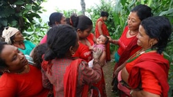 4月25日、大地震の日に生まれた赤ちゃんを抱く母親。（ダディン郡）
