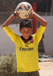 シリアから2年前に避難してきたアハメドくん（13歳）。働いて家族を支えている。
