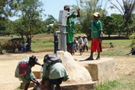 会場では、これまでの支援でマダガスカルの首都から約900km離れた農村部ヴァンゲインドラノ地区に設置した、井戸の実物を再現。