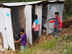 ユニセフの支援で設置された仮設のトイレを使う子どもたち。