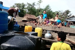 ユニセフは子どもたちの健康を守るため、被災した地域に安全な水を供給。