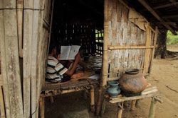 2つの避難民キャンプの間にある村で暮らすズバールくん。