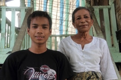 ラ カイン族が身を寄せる避難民キャンプで暮らすウィンタントゥンくん