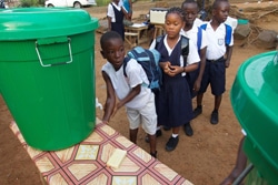 学校に入る前に手洗いをする児童たち。（リベリア）