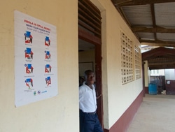 教室の入り口には、エボラを予防するための石けんを使った正しい手洗い方法が載ったポスターが貼られている。（リベリア）