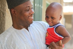 ナイジェリア北東部の暴力で自宅から避難した9カ月のムスタファちゃん。ユニセフや中央緊急対応基金、政府の支援により、予防接種を受け、安全な飲み水を手にすることができるようになった。