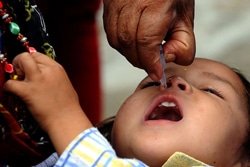 MR（はしか・風疹混合）ワクチンの予防接種を受ける子ども