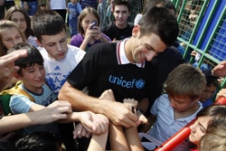 2012年、セルビアの首都ベオグラード近郊の町の保育園を訪問したジョコビッチ大使。