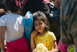 ギリシャとの国境を接するマケドニアのゲヴゲリヤの一時受け入れ所に辿り着いた女の子。