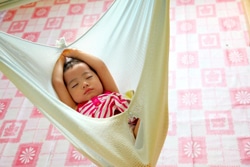 子どものケアセンターでお昼寝をする先住民の子ども。（マレーシア）