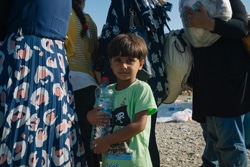 シリアから避難し、ギリシャとの国境を接するマケドニア旧ユーゴスラビア共和国のゲヴゲリヤの一時受け入れ所に辿り着いた子ども。