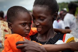 6歳の息子、アリくんと再会を果たしたカディアトゥさん。夫と赤ちゃんをエボラで失った。