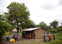 エボラに感染して亡くなった住民を悼み、家族のもとに集まる村の人々。
