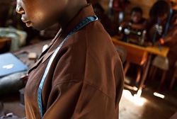 武装グループにレイプされ、妊娠した16歳の少女。暴力や虐待の被害に遭った子どもたちが通うトランジットセンター（一時受け入れ所）で裁縫の職業訓練クラスに参加している。（コンゴ民主共和国）