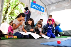 セルビアのプレシェヴォに設置された「子どもにやさしい空間」でアクティビティに参加する子どもたち。