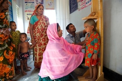 発育測定を受ける子ども。（パキスタン）