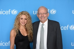 シャキーラ大使とユニセフ事務局長のアンソニー・レーク。
