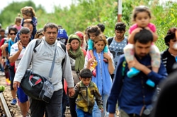 マケドニア旧ユーゴスラビアとセルビアを結ぶ鉄道の上を歩く人々。