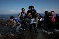 シリアから逃れ、エーゲ海の北東部レスボス島に辿り着いた人々。