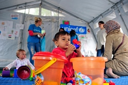 「子どもにやさしい空間」で遊ぶ、幼い子どもたち。