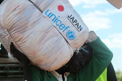 日本の支援によって、ユニセフ・南スーダン事務所が子どもたちと家族に提供した蚊帳。
