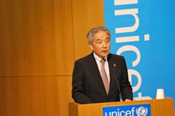 子どもの権利とビジネス原則について説明する日本ユニセフ協会専務理事早水