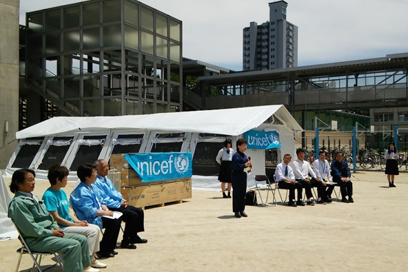 「ここにあるテントが、世界の子どもたちを助けてくれていると思うと、決して他人事ではないなと、改めて感じました」と語る宮尾千加子教育長