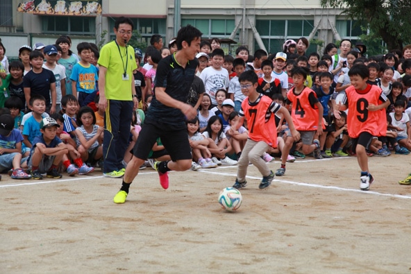熊本の子どもたちと一緒に汗を流してサッカーをする長谷部選手。