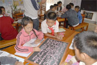 教室で学ぶ子どもたち