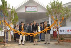 新しい校舎の前でテープカット