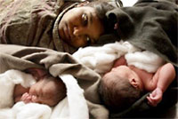 インドのラジャスタン州ドールプル県のプライマリー・ヘルスセンターで、双子の新生児とお母さん。
