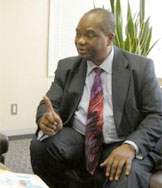 ユニセフ・ハウスでインタビューに応じるライト氏