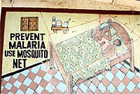 “マラリア予防のために、蚊帳を使おう”というスローガンの、リベリアにある病院の壁絵。