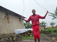 ルワンダの子どもが自分の目線で撮影した、巨大な蚊のレプリカ