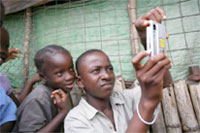 ルワンダの子どもが自分の目線で撮影した、巨大な蚊のレプリカ