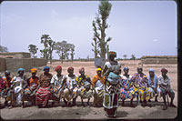 写真：マリ：破傷風の危険について説明する昔ながらの分娩介助者