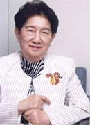 写真：マリ：破傷風の危険について説明する昔ながらの分娩介助者