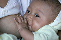 写真：母乳を飲む生後4ヶ月の女の子（インドネシア）。