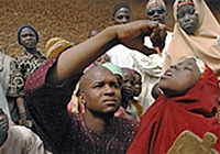 ナイジェリアの学校で、ポリオワクチンの接種を受ける子どもたち。