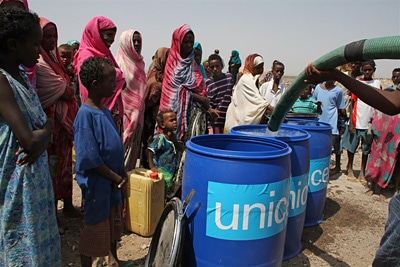 水不足の中、汚れた水が原因で下痢性の病気が急増。安全な飲み水の提供は、ユニセフの重要な活動の