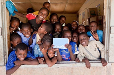 教育キットを受け取ったマリ北部のバハドウ小学校の子どもたち。（2013年7月）
