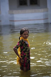 洪水で浸水した道を歩く少女（パキスタン）