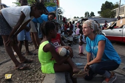 2010年、ハイチの地震で家族と離れ離れになった子どもたちの特定を行うために避難民キャンプで活動する、ユニセフ子どもの保護専門官。