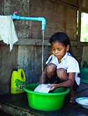 清潔な水で食器を洗う女の子（カンボジア）
