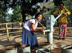 ユニセフの支援した井戸から水をくむ女の子（カンボジア）